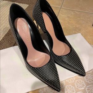 SOLD - Brand-new Size 8.5 Alexander McQueen Pump